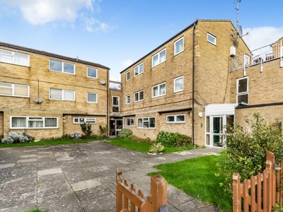 2 Bed Flat/Apartment For Sale in Aylesbury, Buckinghamshire, HP19 - 5253275