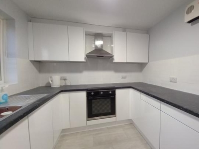 2 Bed Flat/Apartment To Rent in Troutbeck Close, Slough, SL2 - 575