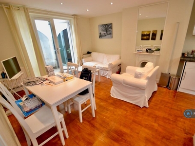 2 bedroom flat for rent in Aylesford Street, London, SW1V