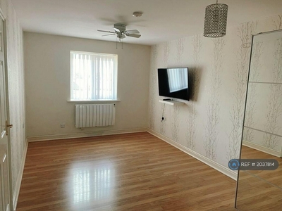 2 bedroom flat for rent in Beaver Close, Morden, SM4