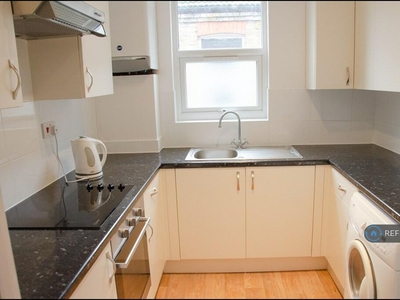 2 bedroom flat for rent in Clementina Road, London, E10