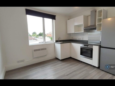 2 bedroom flat for rent in Dawley Road, Hayes, UB3