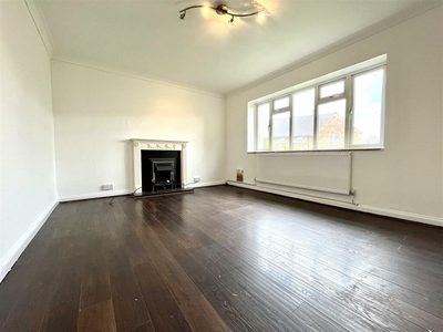 2 bedroom flat for rent in Kempe Road, Enfield, EN1