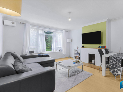 2 bedroom maisonette for rent in Holden Road, North Finchley, London, N12