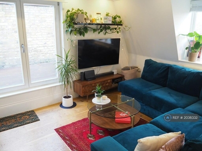 2 bedroom penthouse for rent in Lough Road, London, N7