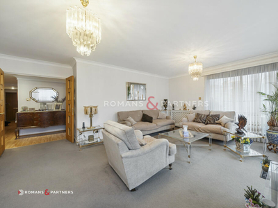 3 bedroom apartment for rent in Sandringham House, Brook Green, W14