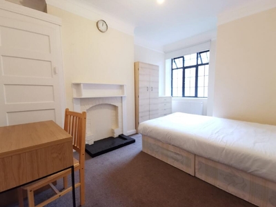 3 bedroom flat for rent in Grafton Place, London NW1