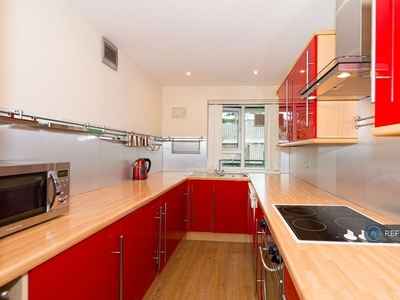 3 bedroom flat for rent in Smithwood Close, London, SW19
