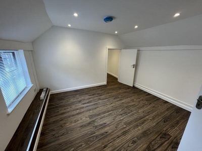 3 bedroom flat for rent in Windsor Street, Uxbridge, UB8