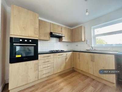 4 bedroom terraced house for rent in Compton Avenue, London, E6