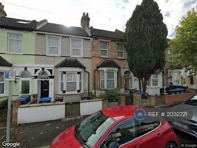 4 bedroom terraced house for rent in Grasmere Road, London, SE25