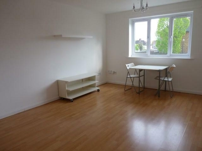 Studio flat for rent in Linwood Crescent, Enfield, Middlesex, EN1