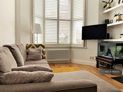 1 bedroom flat for rent in Annandale Road, Chiswick, W4
