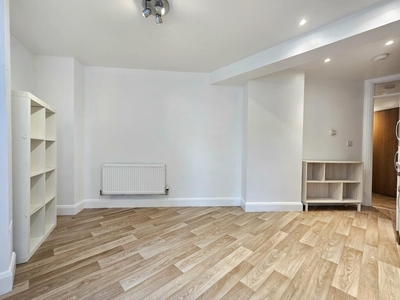 1 bedroom flat for rent in Catford Hill, London, SE6
