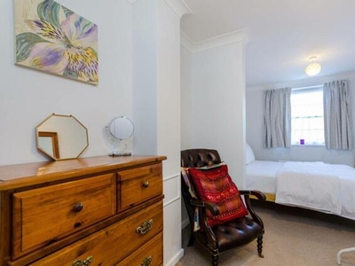 1 Bedroom Flat For Rent In Hampton Court, East Molesey