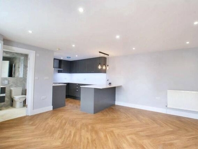 1 Bedroom Ground Floor Flat For Rent In Walton-on-thames, Surrey