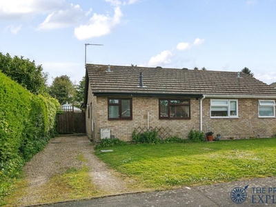 1 bedroom semi-detached bungalow for sale in Highland Drive, Oakley, RG23