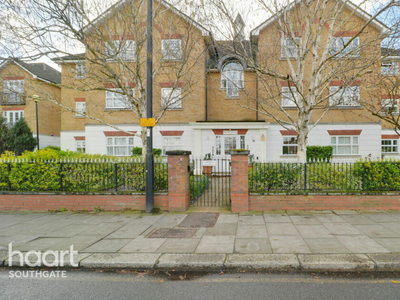 2 bedroom apartment for sale in Chase Road, London, N14