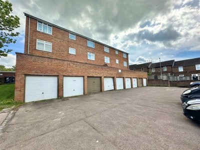2 bedroom apartment for sale in Denham Close, Luton, LU3