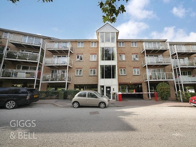 2 bedroom apartment for sale in Foxglove Way, Luton, Bedfordshire, LU3