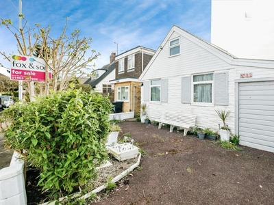 2 bedroom bungalow for sale in Courtlands Close, Goring-By-Sea, Worthing, BN12
