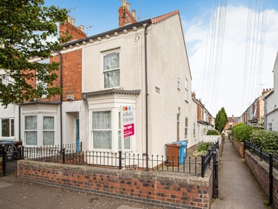 2 bedroom end of terrace house for sale in St Georges Road, Hull, HU3