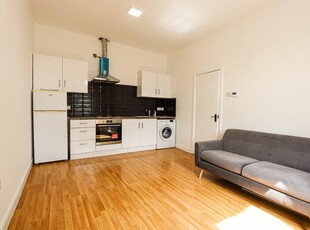 2 bedroom flat for rent in Acton Lane, London, W4