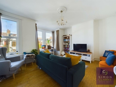 2 bedroom flat for rent in Carlton Road, Friern Barnet, N11