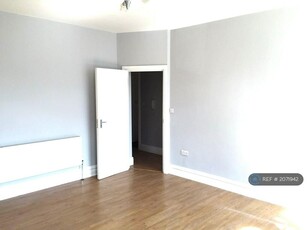 2 bedroom flat for rent in Cranbrook Road, Ilford, IG2