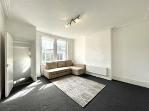 2 bedroom flat for rent in Ferme Park Road, Crouch End, N8