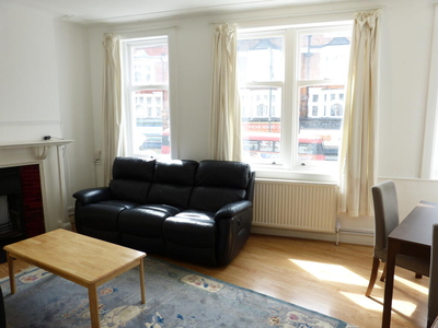 2 bedroom flat for rent in Finchley Road, London, NW11