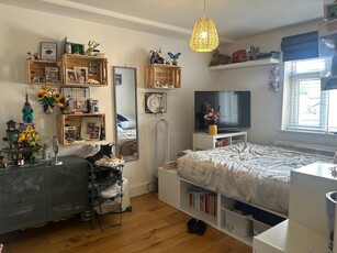 2 bedroom flat for rent in Merton Road, LONDON, SW18