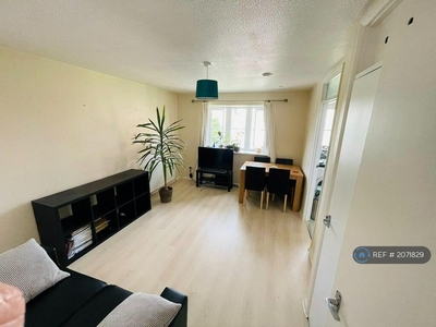 2 bedroom flat for rent in Muirfield Close, Reading, RG1
