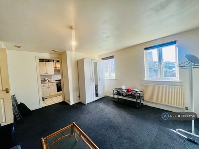 2 bedroom flat for rent in Nyall Court, Gidea Park, Romford, RM2