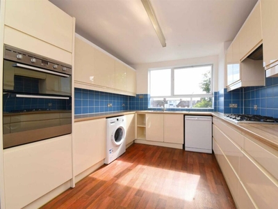 2 bedroom flat for rent in Station Road, Hendon, NW4