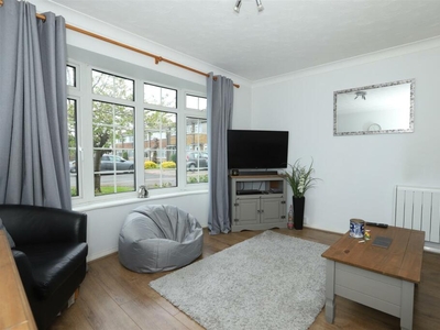 2 bedroom flat for rent in Walton Close, Worthing, BN13