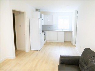 2 bedroom flat for rent in West Gardens, Colliers Wood, London, SW17