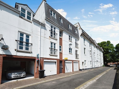2 bedroom flat for sale in Lansdowne Street, Southsea, Hampshire, PO5