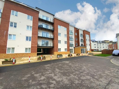 2 bedroom flat for sale in Plough House, Harrow Close, Bedford, MK42