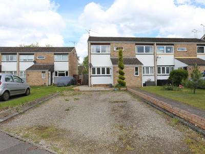 2 bedroom ground floor maisonette for sale in Wallace Close, Woodley, Reading, RG5