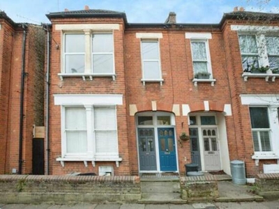 2 Bedroom Maisonette For Rent In London