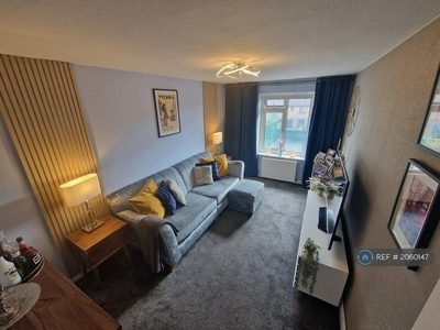 2 bedroom maisonette for rent in Southern Avenue, Feltham, TW14