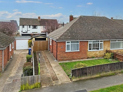 2 bedroom semi-detached bungalow for sale in Heathercroft Road, Ipswich, IP1