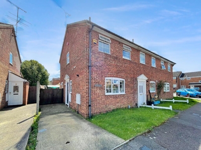 2 bedroom semi-detached house for sale in Buzzard Road, Luton, Bedfordshire, LU4 0UF, LU4