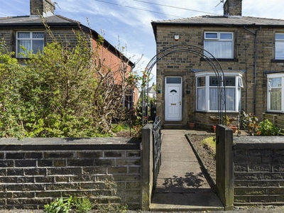 2 bedroom semi-detached house for sale in Heatherfield Road, Marsh, Huddersfield, HD1