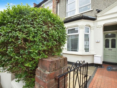 2 bedroom terraced house for rent in Crumpsall Street, London, SE2