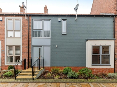 2 bedroom terraced house for sale in Scotts Square, Hull, HU1