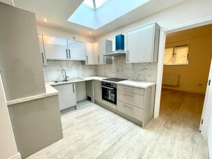 3 bedroom apartment for rent in Brantingham Road, Whalley Range, M16