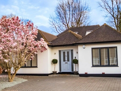 3 bedroom detached house for sale in Willow Close, Nr Hutton Mount, Brentwood, Essex, CM13