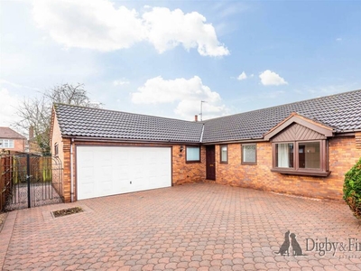 3 bedroom detached bungalow for sale in Deer Park, Wollaton, Nottingham, NG8